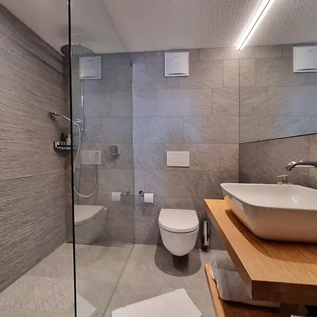 Riverside 2nd Floor North 아파트 *